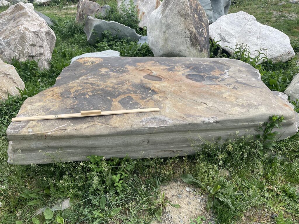 Валун гранит черно-серый 4 тонны
