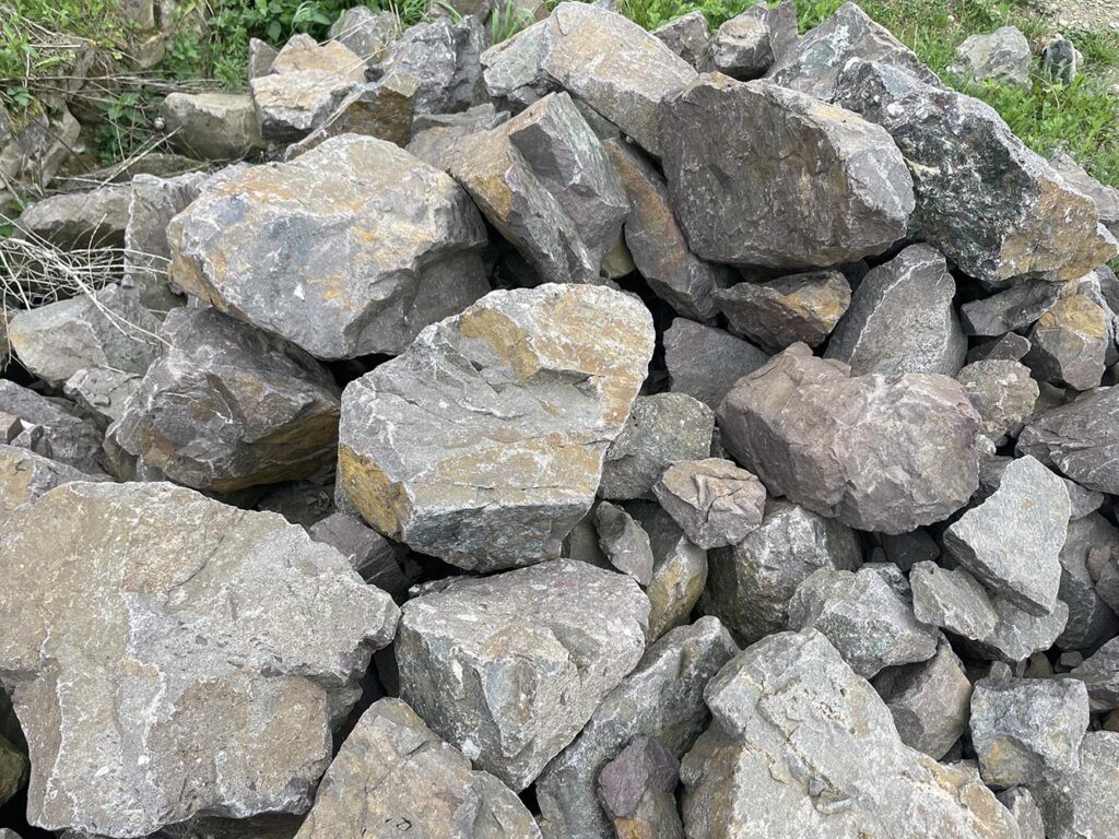 Валун мрамор фиолетовый