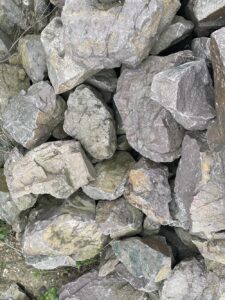 Валун мрамор фиолетовый