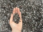 Серебряная сланцевая крошка фракции 5–10 мм в ладони