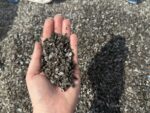 Сланцевая «Серебро» крошка фракции 2–5 мм в ладони